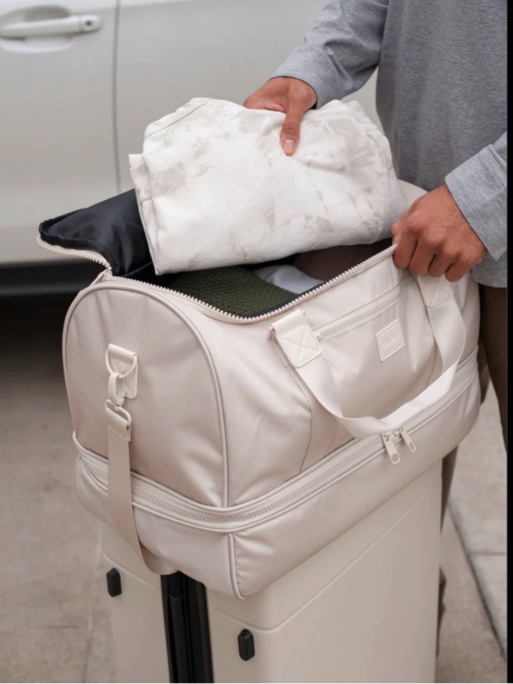 Calpak Stevyn Travel Duffel in Sand Dune Removable Shoulder Strap - Picture 4 of 7
